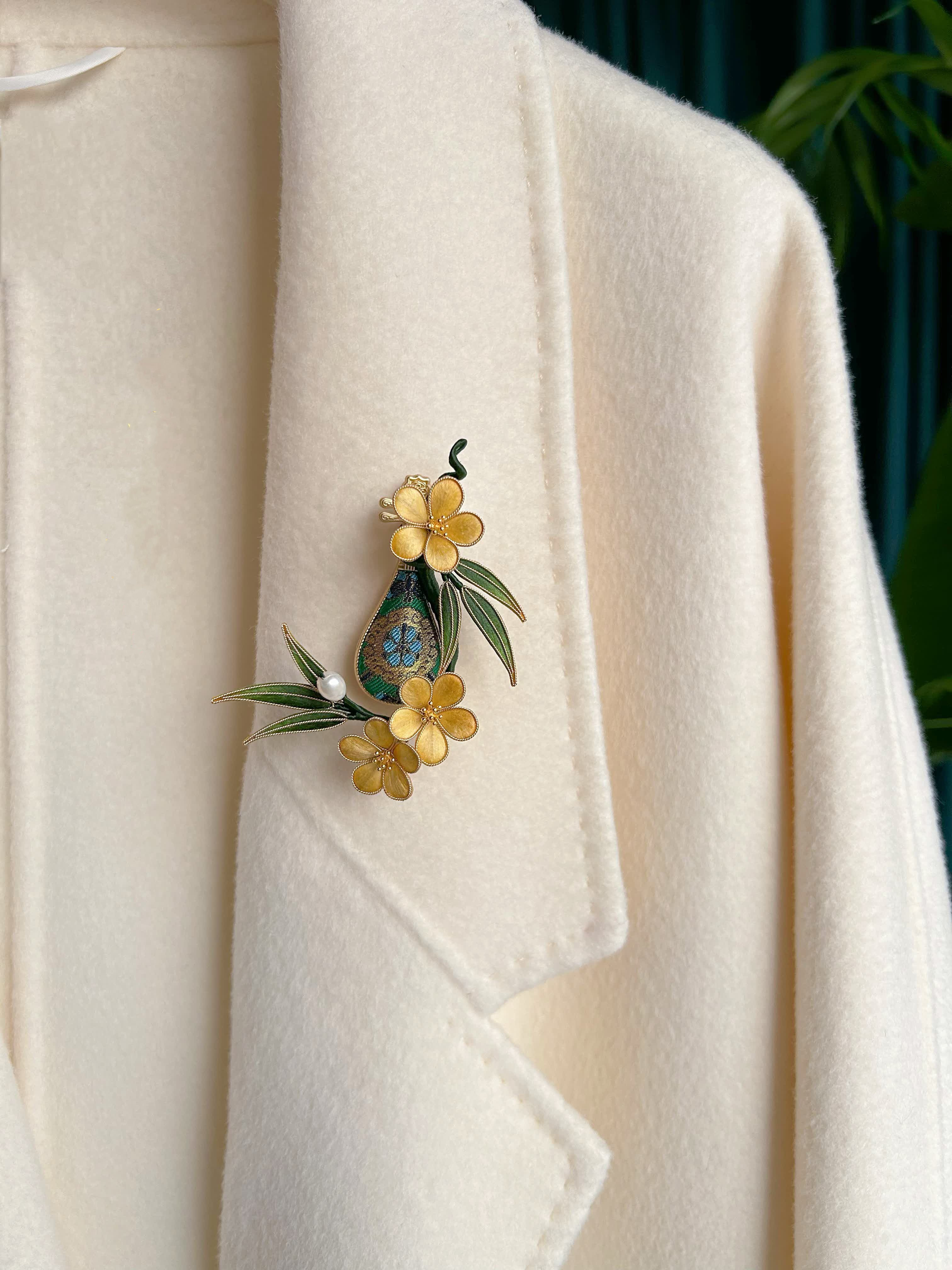 "Golden Harvest" Mixed-Silk Floral Pin - Detailed Hand-woven Decor for Anniversary Gifts