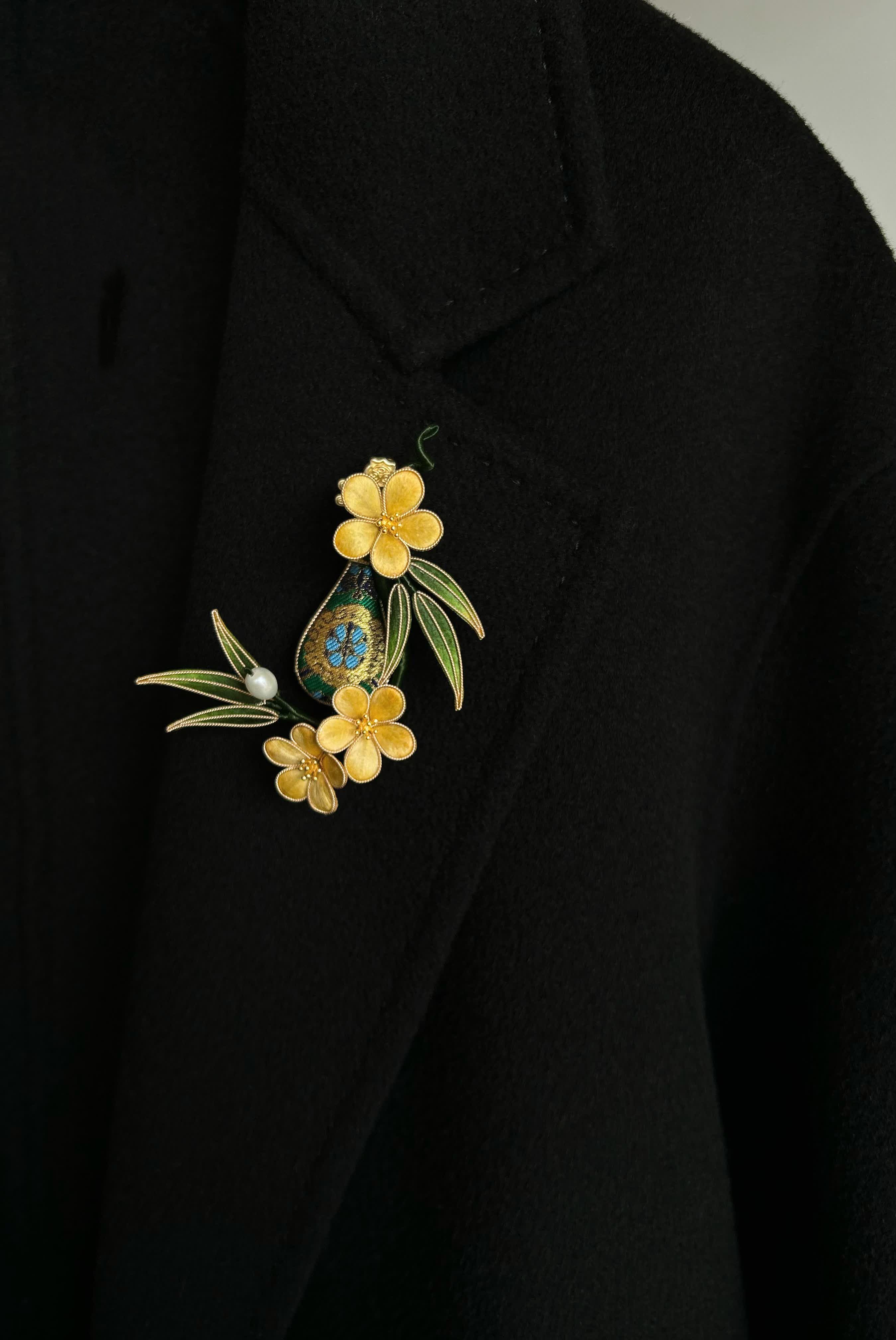 "Golden Harvest" Mixed-Silk Floral Pin - Detailed Hand-woven Decor for Anniversary Gifts