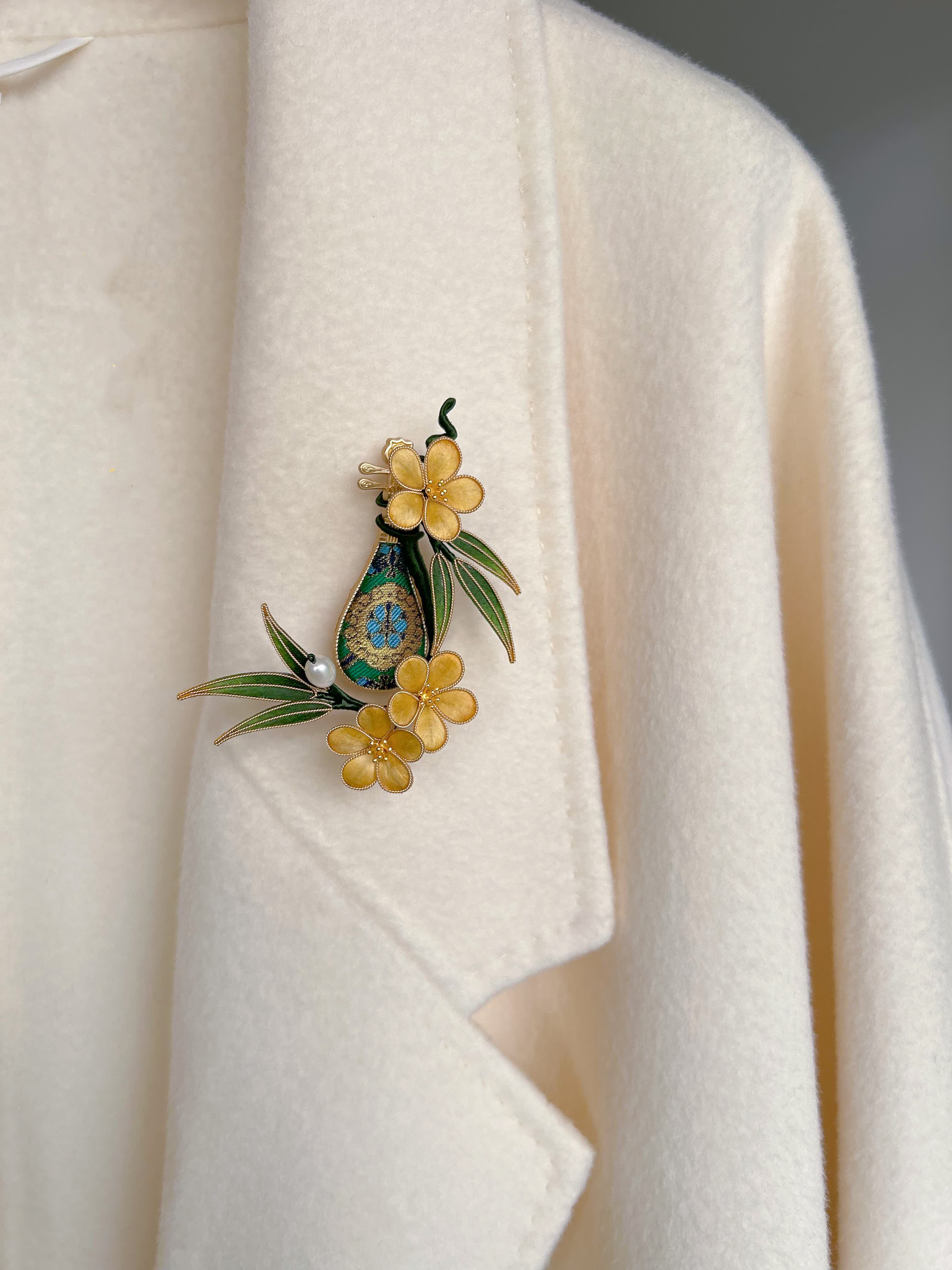 "Golden Harvest" Mixed-Silk Floral Pin - Detailed Hand-woven Decor for Anniversary Gifts