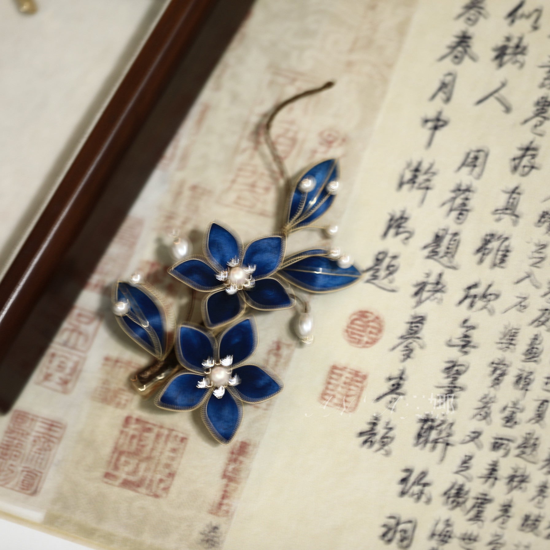 Retro Acacia Velvet Hair Clip - Hand Weaved Workmanship, Classic Elegant Vibe for Dating & Banquet